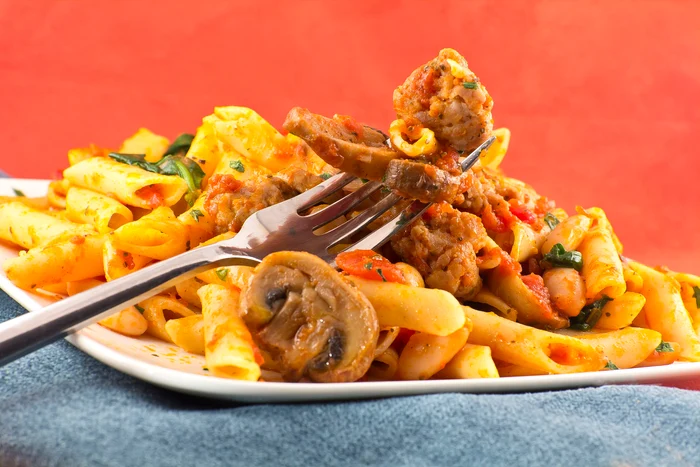 Penne carbonara cu ciuperci