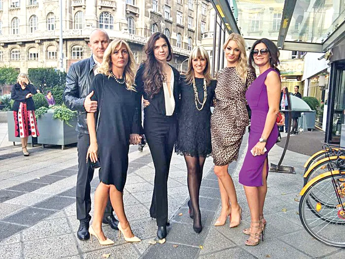 Valentina Pelinel, alături de alţi prieteni de-ai miresei