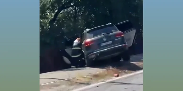 A doua a ajuns în şanţ. FOTO: captură video Facebook