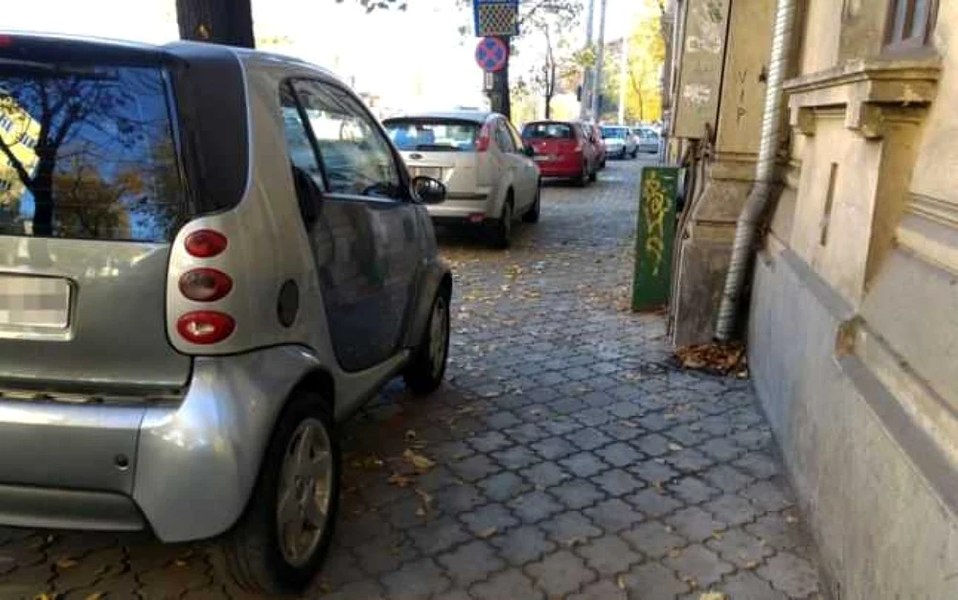 Trotuarul din fața casei, motiv de dispută pentru parcare între proprietari și șoferi. Cine are dreptate