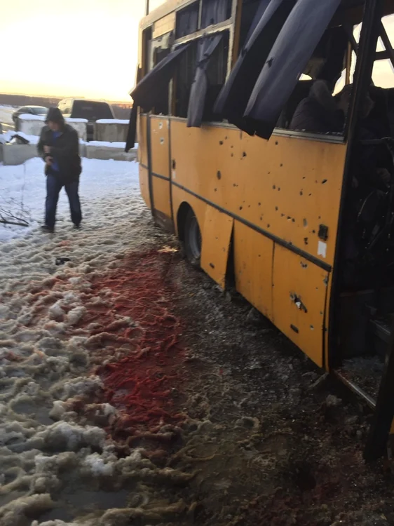 autobuz atacat in ucraina 13 ianuarie 2015 FOTO AP