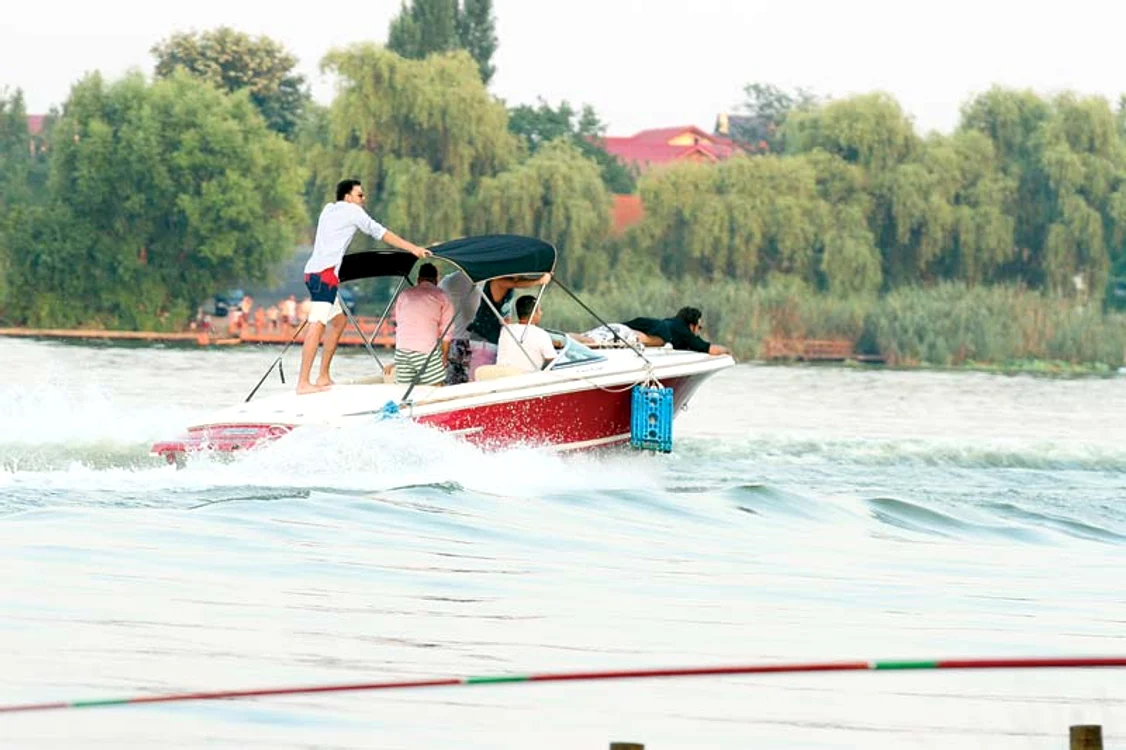 Cea mai tare distracţie  a devenit plimbarea cu şalupa