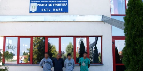 Suspecţii au fost duşi la sediul Poliţiei de Frontieră Petea. 