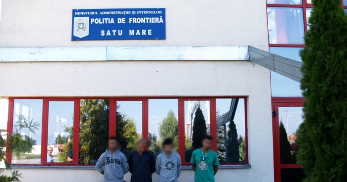 Suspecţii au fost duşi la sediul Poliţiei de Frontieră Petea.