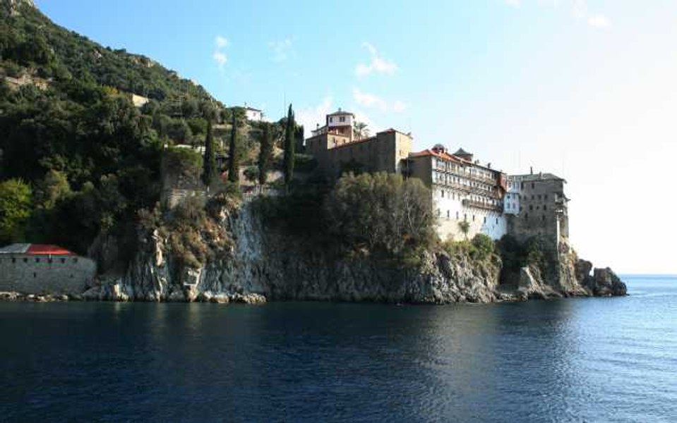 Un român este grav rănit după ce a căzut pe Muntele Athos 