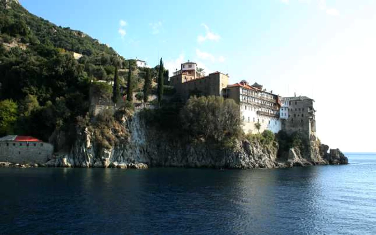Aproximativ 100 de călugări de pe Muntele Athos au atacat autorităţile. FOTO: Reuters