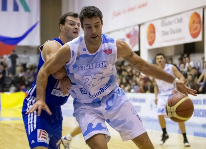 Virgil Stănescu (dreapta), preşedinte-jucător la Steaua CSM EximBank