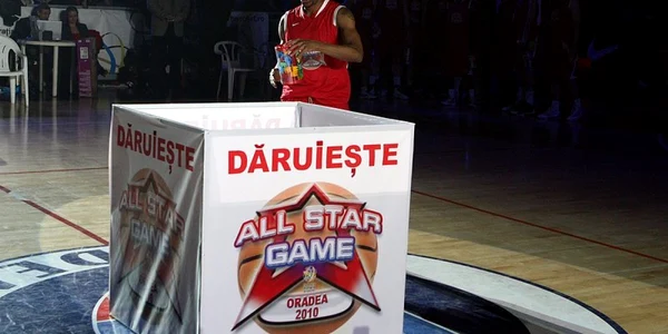 Jucătorii au donat jucării şi cu ocazia All Star Game (foto: frbaschet.ro)