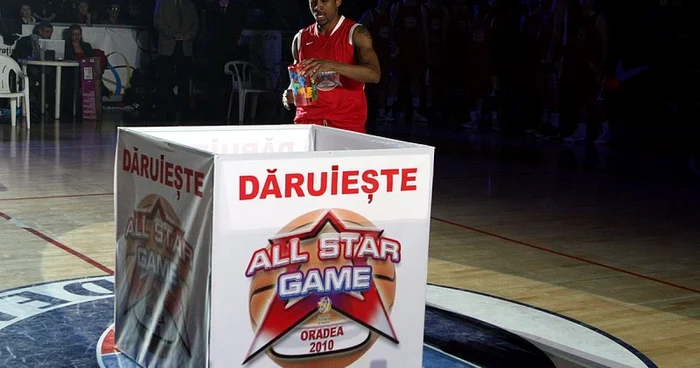 Jucătorii au donat jucării şi cu ocazia All Star Game (foto: frbaschet.ro)