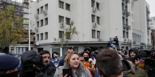 Busculada incidente produsa la iesirea din interiorul Parchetului de pe lângă Judecătoria Sectorului 1 a lui Dumitru Silvestru Sosoaca Bucuresti 13 decembrie 2021 FOTO Inquam Photos / Octav Ganea