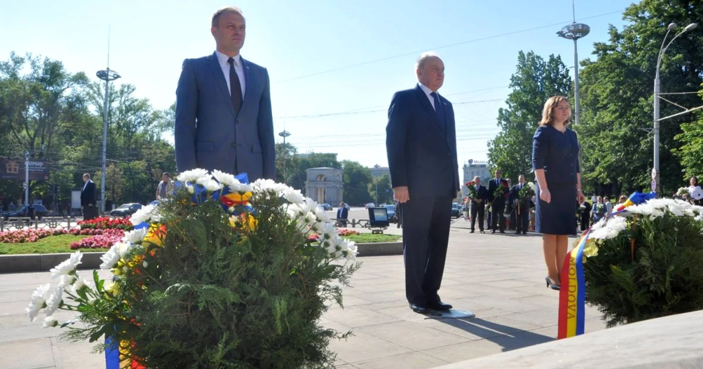 Şefii principalelor instituţii de stat, cu flori la monumentul lui Ştefan cel Mare FOTO: Ministerul Apărării