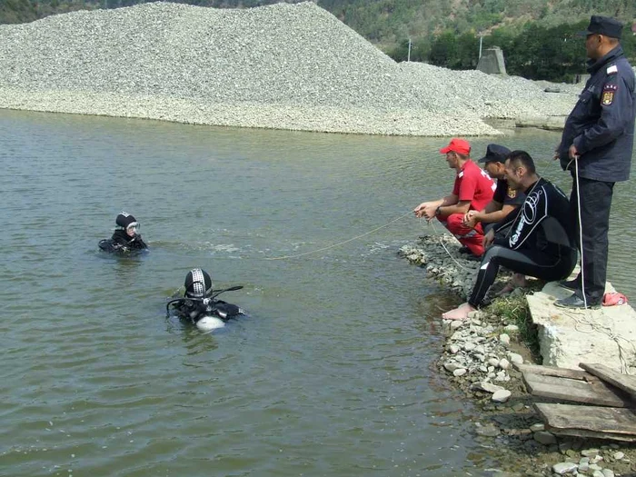 Pompierii au scos la mal căruţaşul care s-a înecat cu cal şi căruţă într-o groapă de pe malulul Oltului