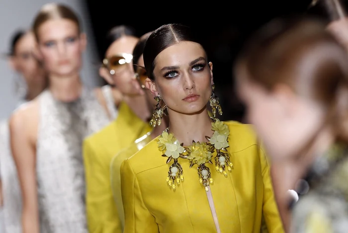 Andreea Diaconu, surprinsă la prezentarea Gucci primăvară-vară 2013. FOTOGRAFII Reuters