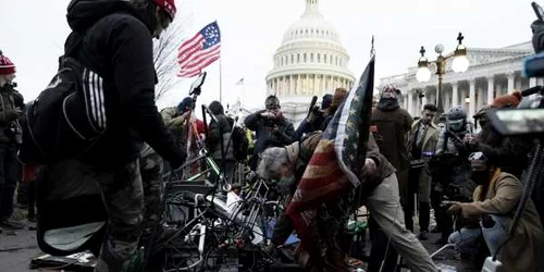 suporterii lui trump au distrus echipamentele jurnaliştilor care relatau evenimentele. foto profimedia