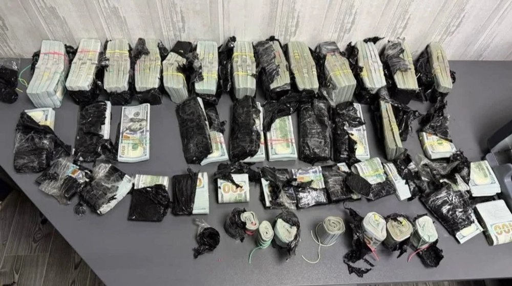 O ucraineancă a încercat să intre în România cu un milion de dolari ascunși sub capota unui Mercedes