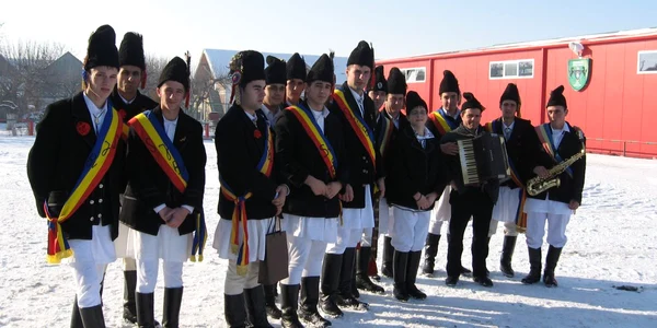 Anasamblurile de dansuri populare vor evolua mâine pe scena târgului, foto: arhivă