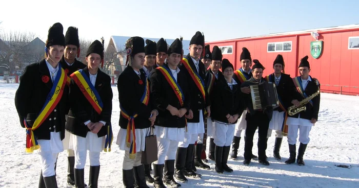 Anasamblurile de dansuri populare vor evolua mâine pe scena târgului, foto: arhivă