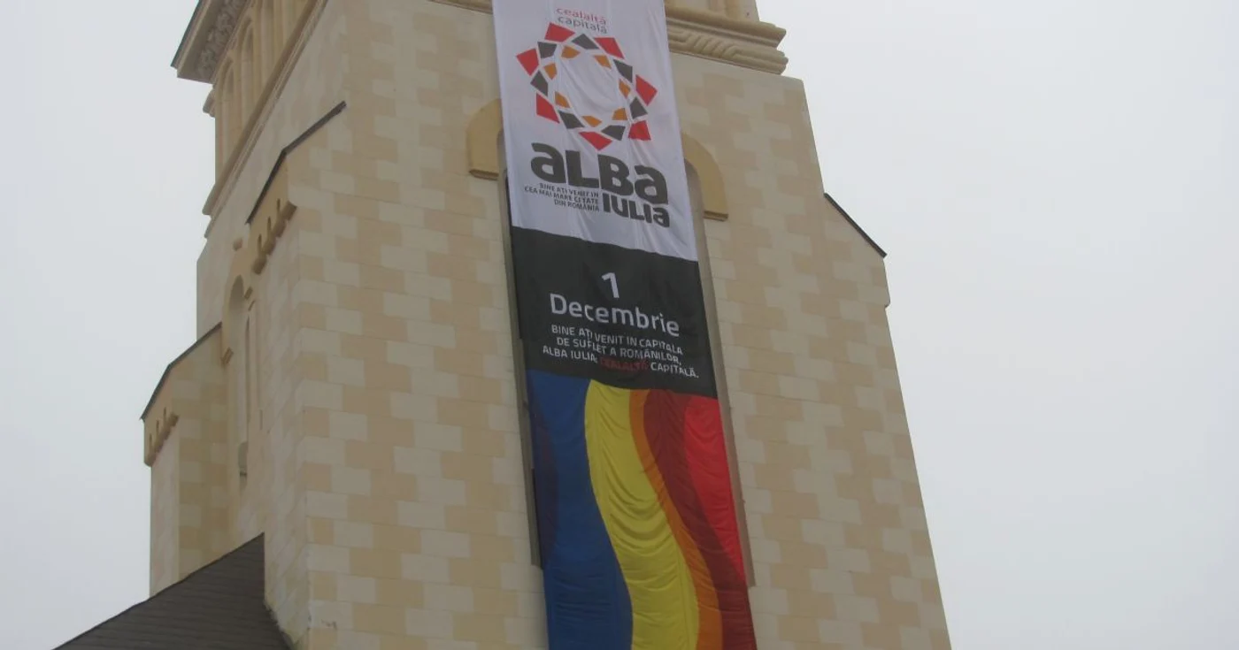 Mash-ul a fost amplasat pe clopotniţa Catedralei Reîntregirii din Alba Iulia încă de duminică.