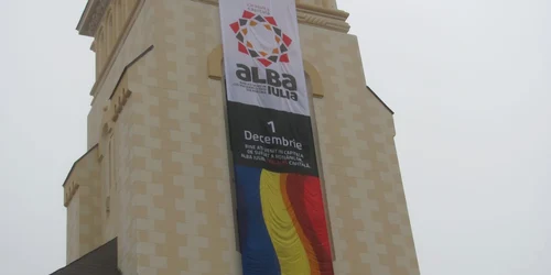 Mash-ul a fost amplasat pe clopotniţa Catedralei Reîntregirii din Alba Iulia încă de duminică.