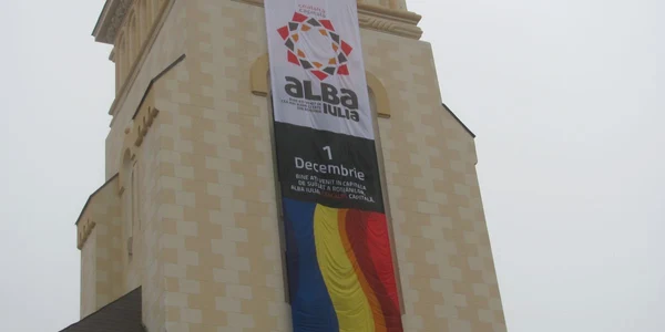 Mash-ul a fost amplasat pe clopotniţa Catedralei Reîntregirii din Alba Iulia încă de duminică.