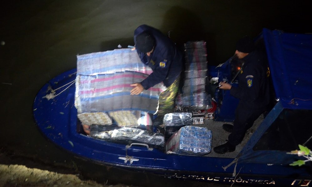 Pățania unor contrabandiști. Au scăpat țigări de zeci de mii de euro în Dunăre la vederea polițiștilor de frontieră