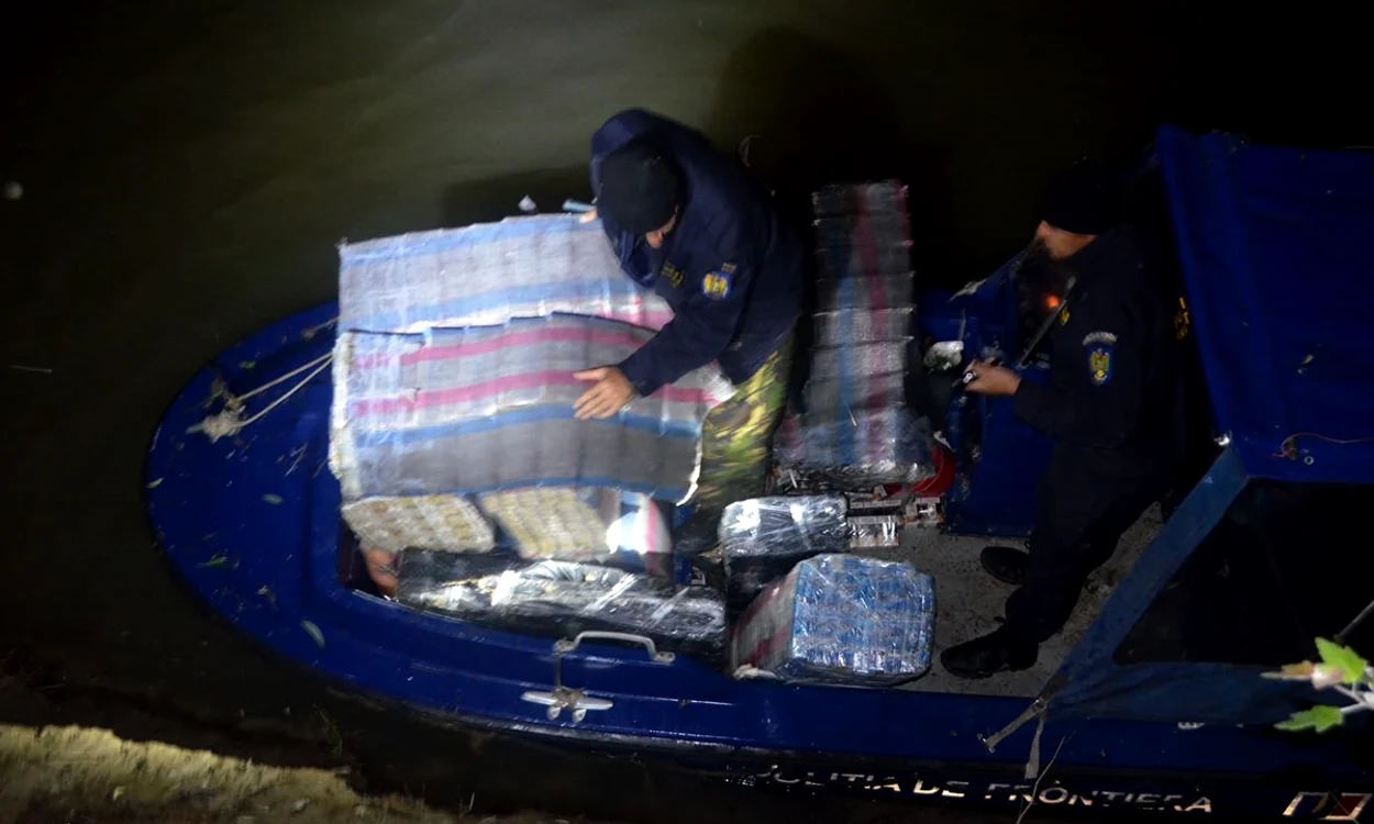 O parte din țigările de contrabandă recuperate din râul Prut FOTO ITPF Iași