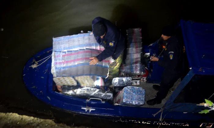 O parte din țigările de contrabandă recuperate din râul Prut FOTO ITPF Iași