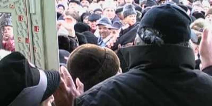 Anul trecut, pensionarii au făcut cozi imense pentru bilete; Foto: Corina Misăilă