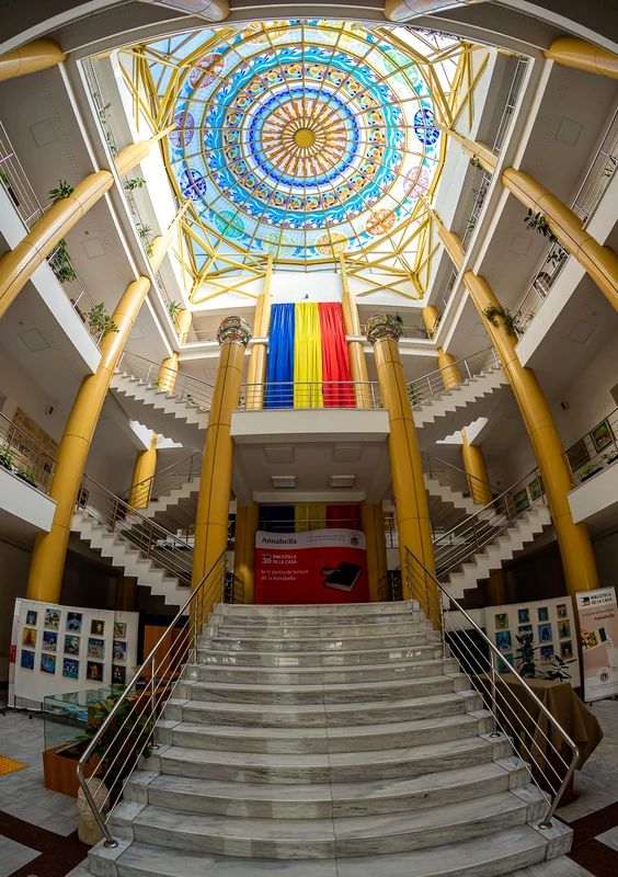 Cupola vitraliu unicat a Bibliotecii Județene din Vâlcea remarcată de Academia Recordurilor Mondiale Foto Cătălin Mărgărit jpg