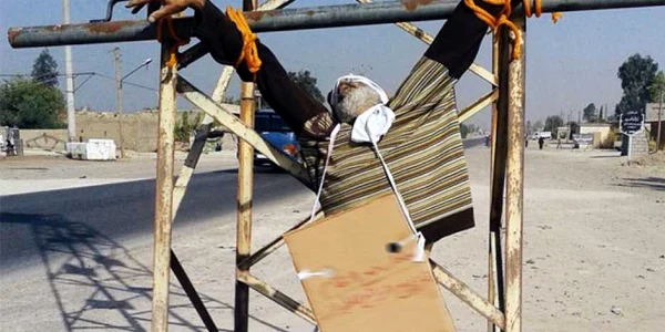 barbat crucificat de isis in siria foto islamicinvitationturkey.com