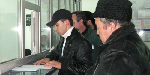 Şoferii nemţeni stau la coadă pentru a-şi înmatricula maşinile înainte de 1 ianuarie 2011