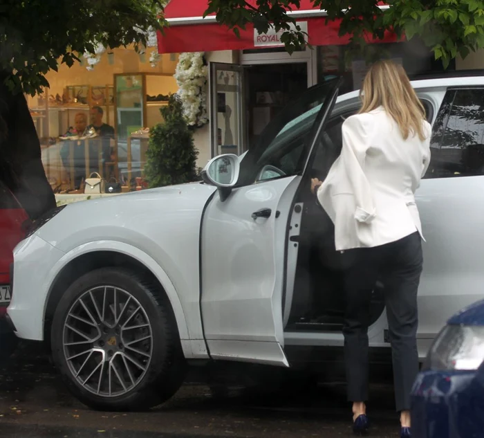 Dana Războiu conduce o super maşină