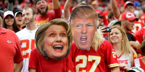 Fanii echipei Kansas City Chiefs poartă măşti  ale lui Hillary Clinton şi Donald Trump în timpul jocului contra celor de la New York Jets pe stadionul Arrowhead în Kansas Missouri. (Fotografie de Jamie Squire / Getty Images)