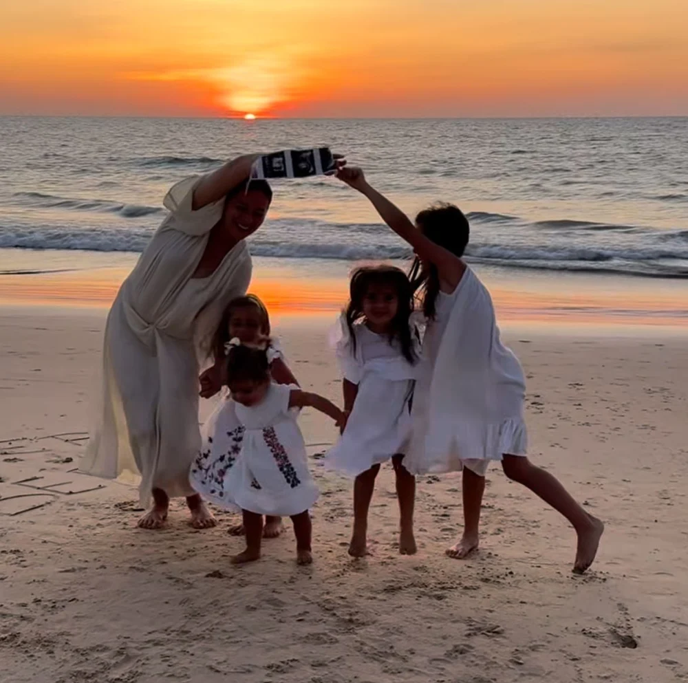 Cum le-a dat Laura Cosoi vestea celei de-a cincea sarcini fiicelor sale. „Oamenii cred că ne dorim băiat”