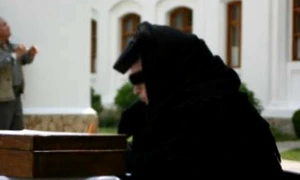 Târgu-Jiu: Falsă măicuţă, cercetată de poliţişti