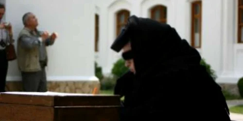 Târgu-Jiu: Falsă măicuţă, cercetată de poliţişti