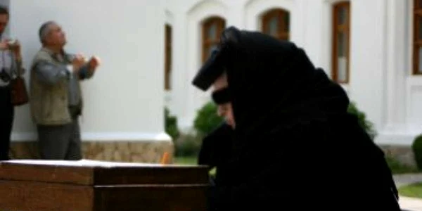 Târgu-Jiu: Falsă măicuţă, cercetată de poliţişti