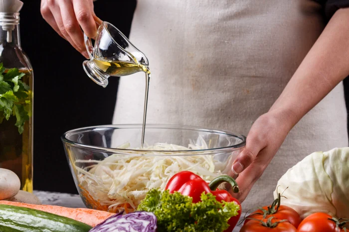 Pui mai întâi oțetul sau uleiul în salata de varză?