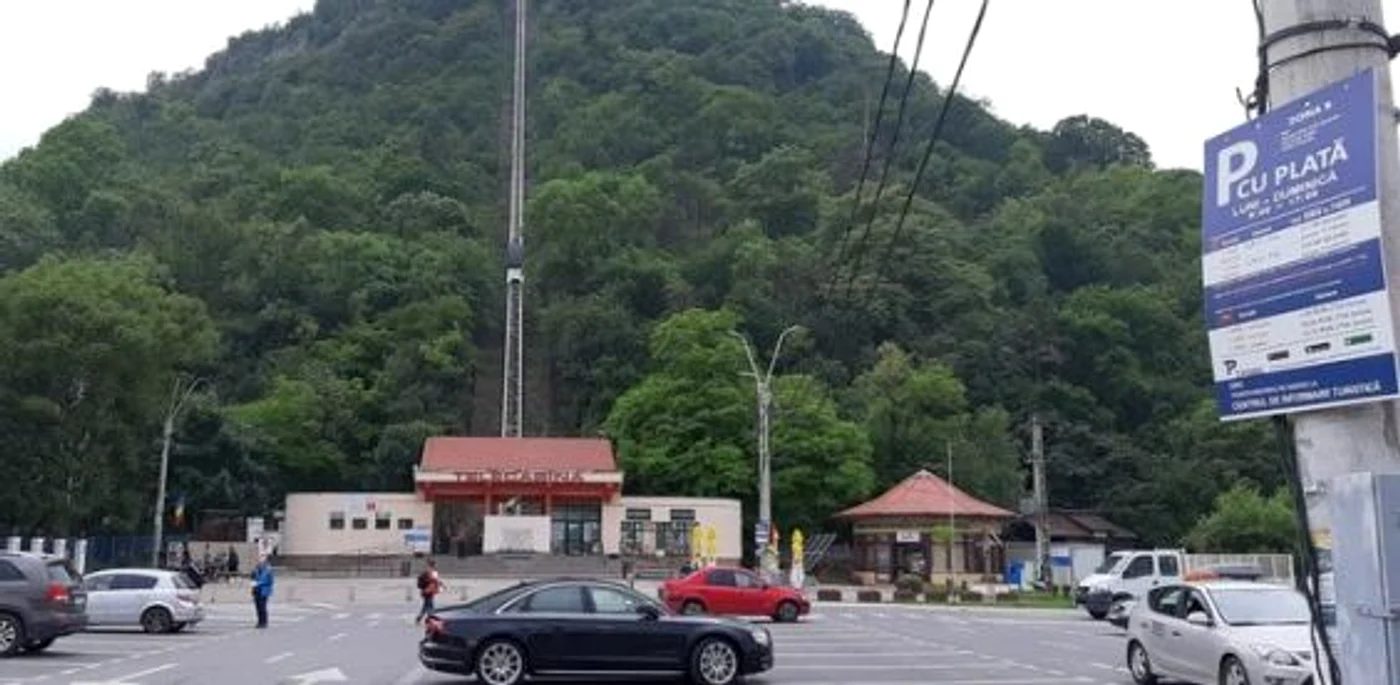 Parcarea de la poalele Cetăţii Devei.