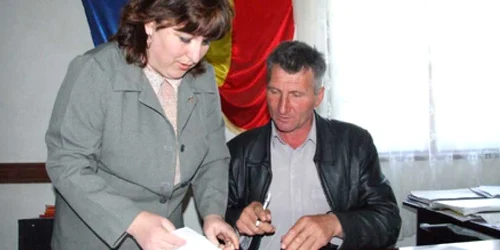 Vasile Pascu, primarul comunei Gura Văii, îşi mai poate plăti angajaţii doar o lună