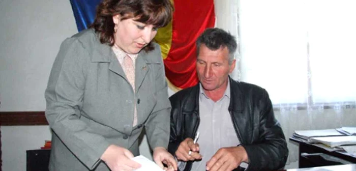 Vasile Pascu, primarul comunei Gura Văii, îşi mai poate plăti angajaţii doar o lună