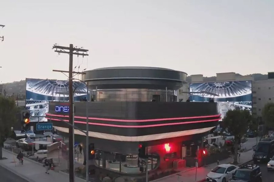 Restaurant Tesla, cu roboți ospătari, deschis la Hollywood de Elon Musk.  Proiectul va extins în toată lumea