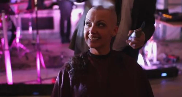 Joan a renunțat la păr pentru a strânge bani pentru o organizație caritabilă