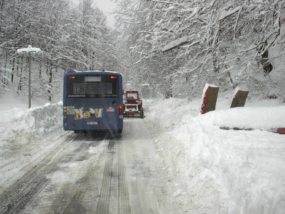 Zăpada a dat de furcă şoferilor pe Dealu Mare, între Zlatna şi Abrud. 