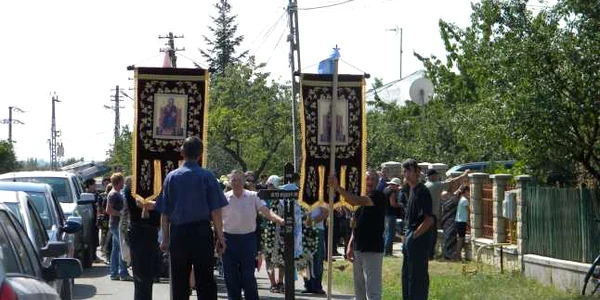 Sute de persoane i-au petrecut pe ultimul drum pe Ileana și Bogdan Bută. Foto Dana Mihai