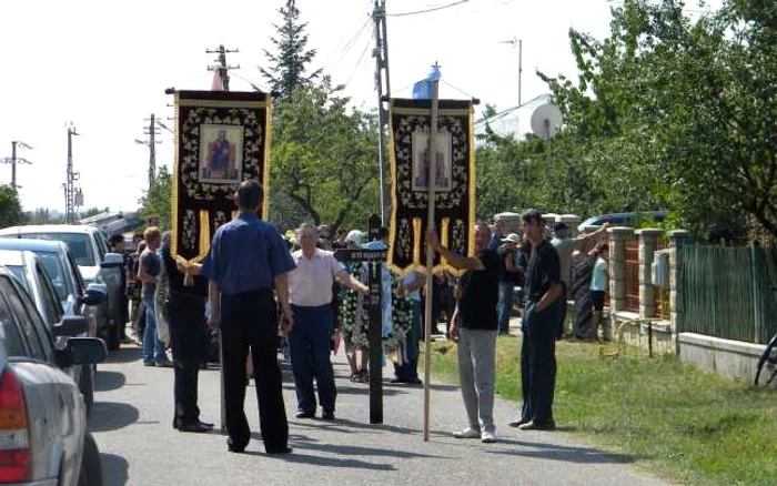 Sute de persoane i-au petrecut pe ultimul drum pe Ileana și Bogdan Bută. Foto Dana Mihai