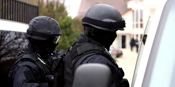 Poliţiştii au descins la domiciliile cămătarilor. 