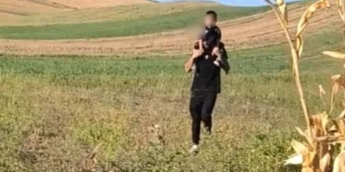 MINOR DE 4 ANI, AFLAT ÎN PERICOL, SALVAT DE POLIȚIȘTI. Foto Poliția Română