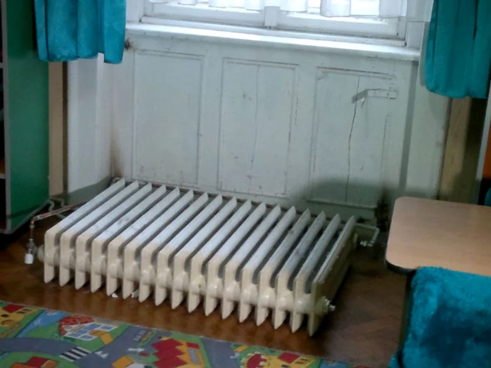 
    Caloriferul care a căzut peste fetiţă cântăreşte 150 kg (foto: Opinia Timişoarei)  