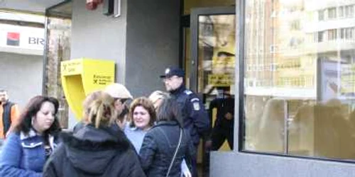 Angajatii bancii au primit ieri o zi liberă de la serviciu